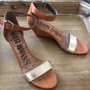 Wedged strappy sandal